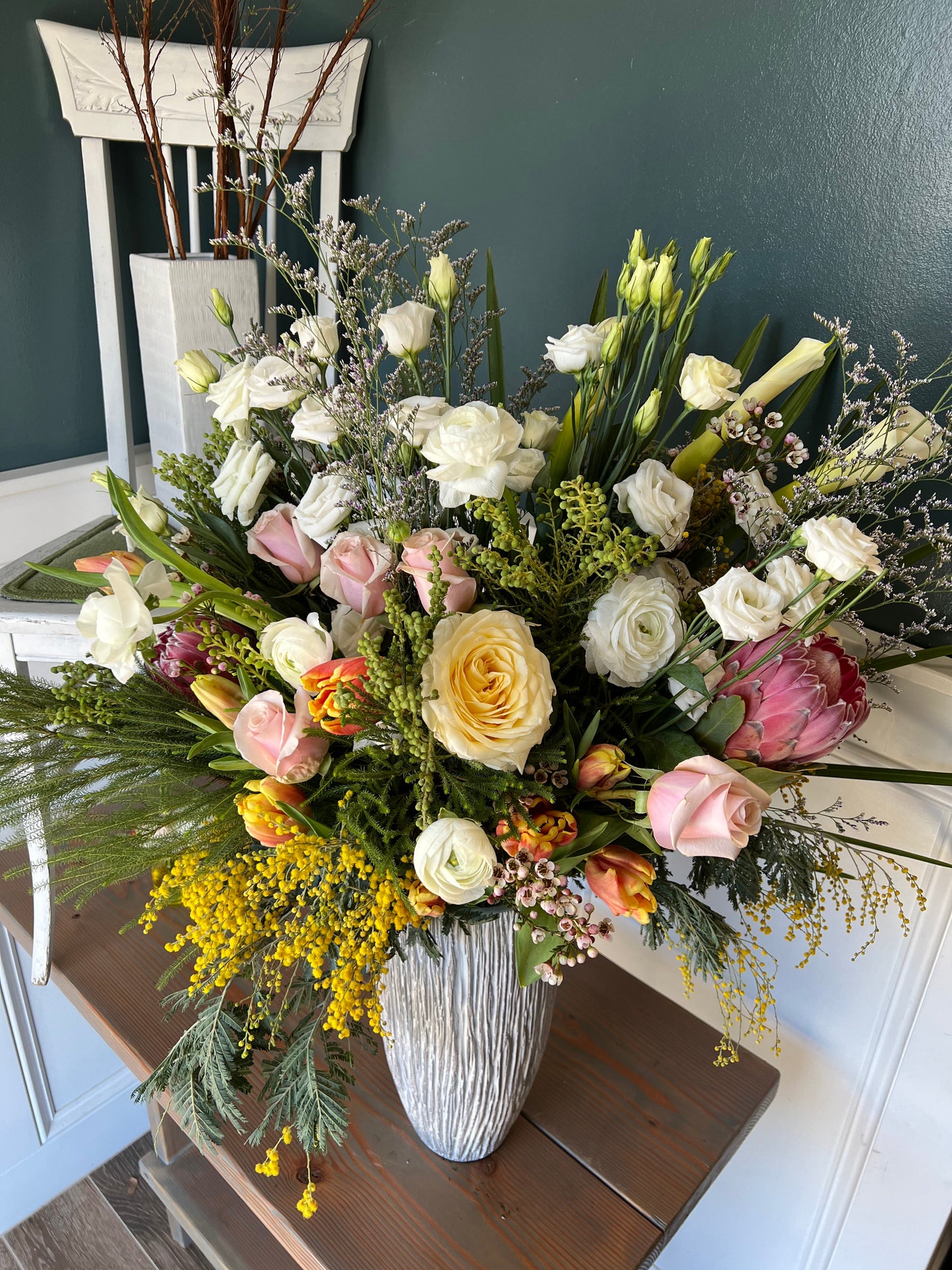 Arrangement in Vase: Deluxe