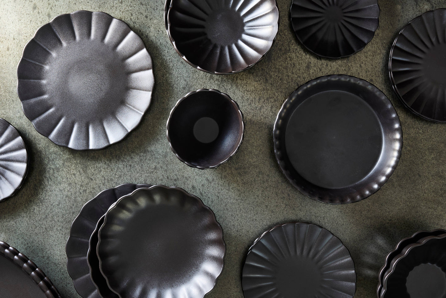 Lafayette Round Noir Stoneware Baker