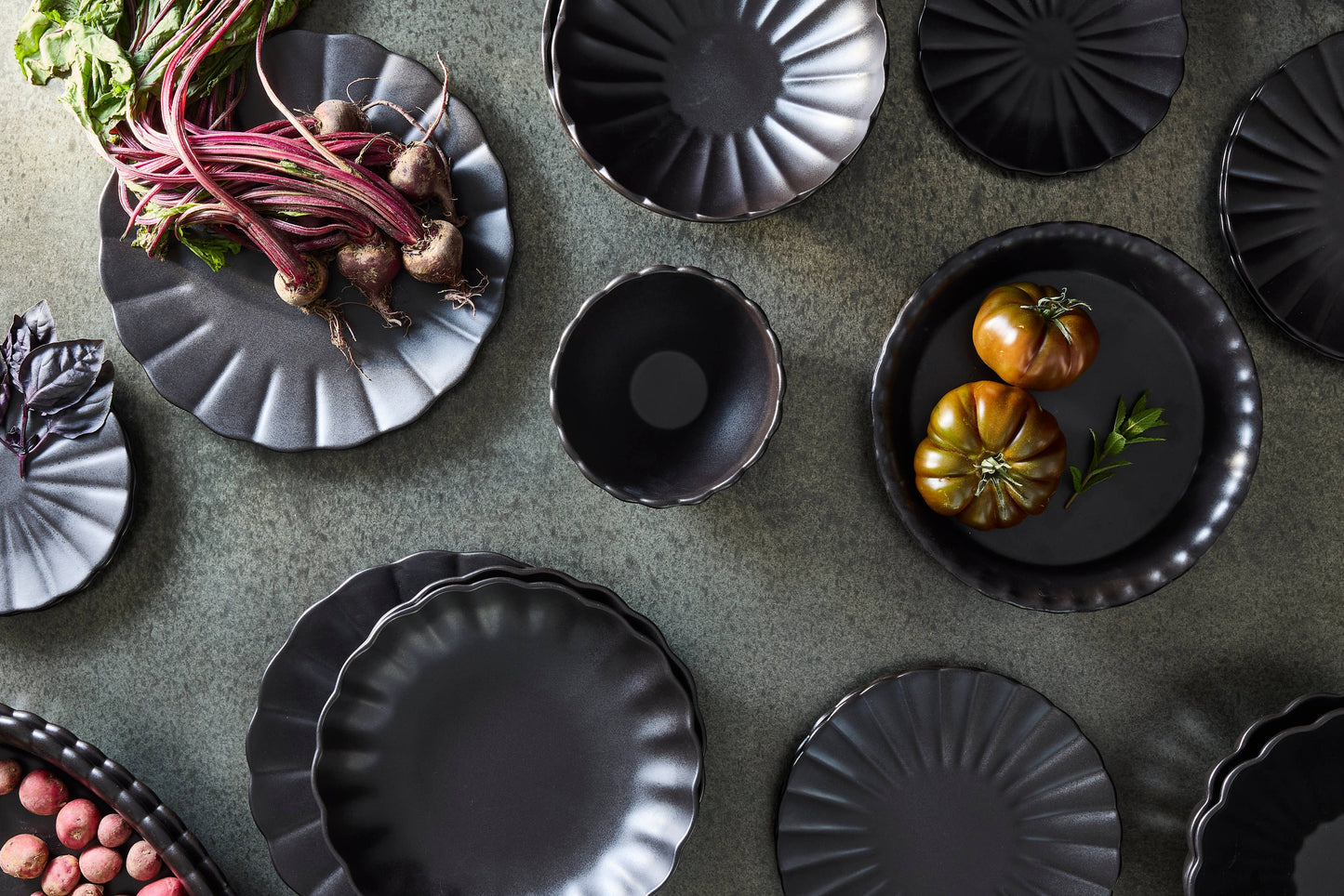 Lafayette Round Noir Stoneware Baker